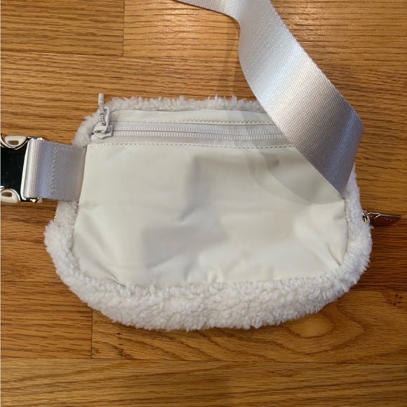 Lululemon Everywhere Belt Bag - Picture 3 of 7